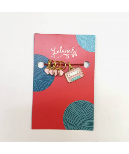Cinta cassette y corazones rosas