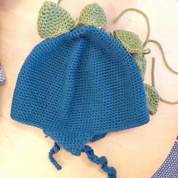 Gorrito de dinosaurio, tejido por Laura