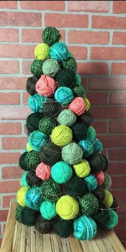 Yarn Ball Ornament Tree by hometalk.com, vía web